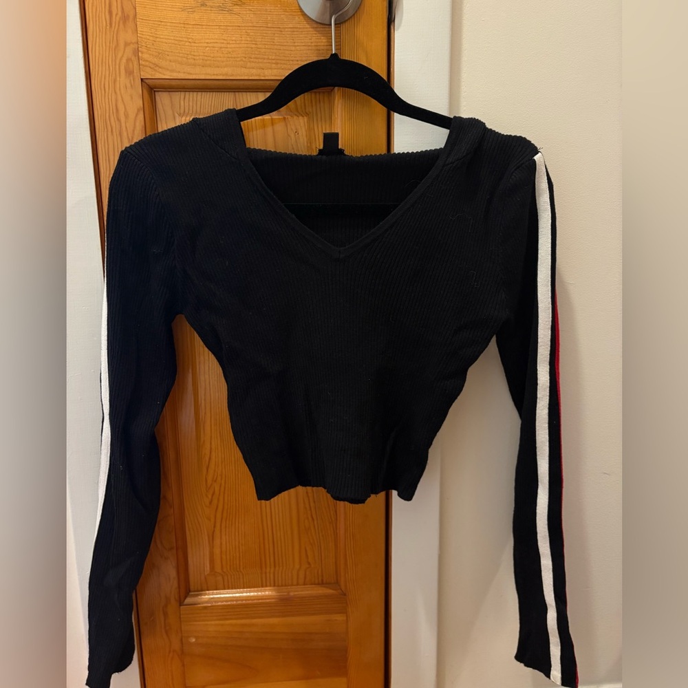 Black hooded long sleeve cropped top